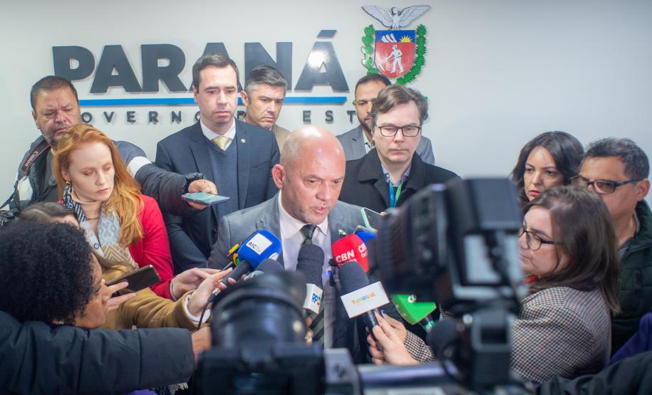 Imagem do secretário de Segurança Pública, Hudson Leôncio Teixeira, cedendo entrevista para diversos jornalistas.