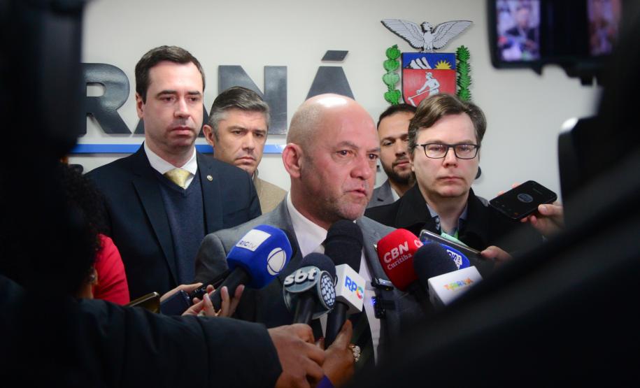 Imagem do secretário de Segurança Pública, Hudson Leôncio Teixeira, cedendo entrevista para diversos jornalistas.