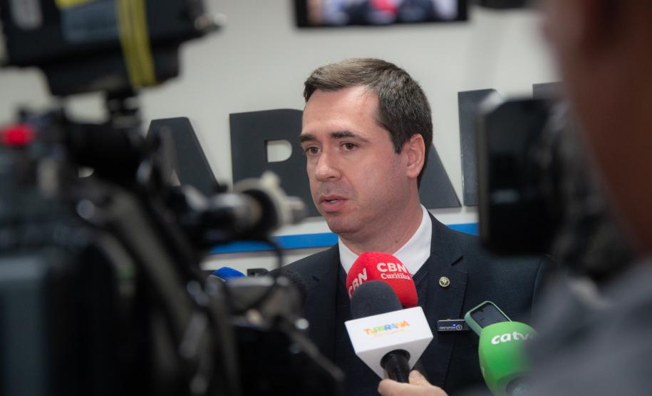 Imagem do Defensor Público-Geral, Matheus Munhoz cedendo entrevista para diversar emissoras de televisão.