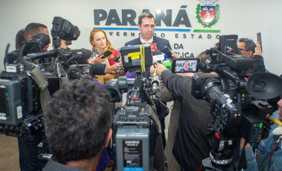 Imagem do Defensor Público-Geral, Matheus Munhoz cedendo entrevista para diversar emissoras de televisão.