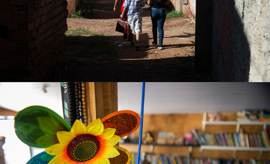 Duas imagens. Na de cima se vê uma mãe com casal de filhos andando pelas vielas da comunidade. Na de baixo uma flor feita de itens reciclados em primeiro plano e ao fundo a população recebendo atendimento no mutirão.