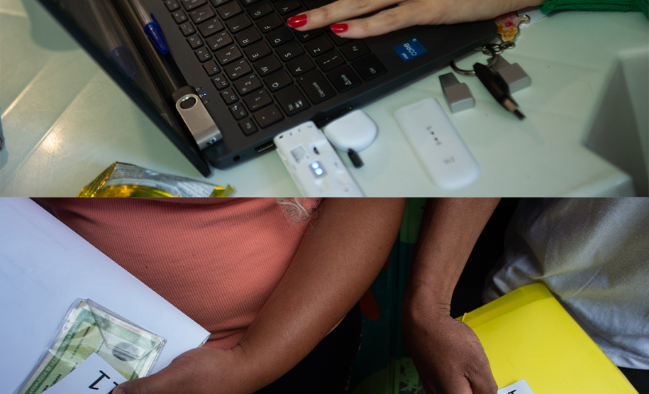 Duas imagens. Na de cima de vê detalhe das mãos da servidora da Defensoria digitando no computador. Na imagem de baixo se vê as mãos das pessoas segurando as senhas de atendimento e seus documentos.