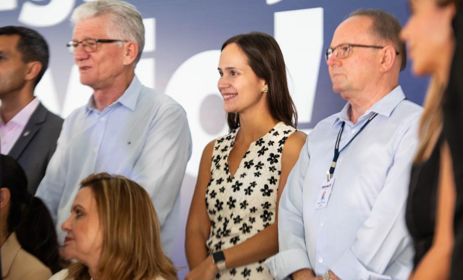 Imagem horizontal colorida de autoridades durante o anúncio de criação de Complexo Hospitalar Silvio Santos. Ao centro a 1ª Subdefensora Pública-Geral, Lívia Martins. ​​​