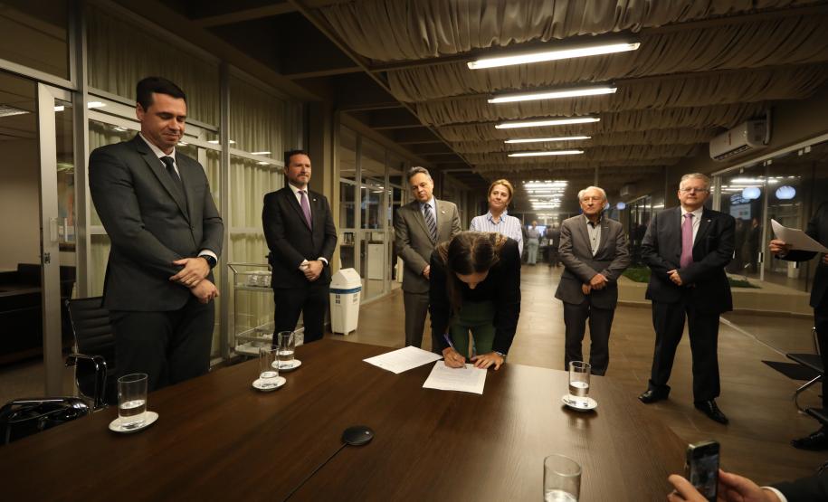 Imagem com foto de solenidade de assinatura da integração da DPE-PR ao Pacto pela Paz.