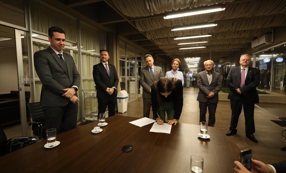 Imagem com foto de solenidade de assinatura da integração da DPE-PR ao Pacto pela Paz.