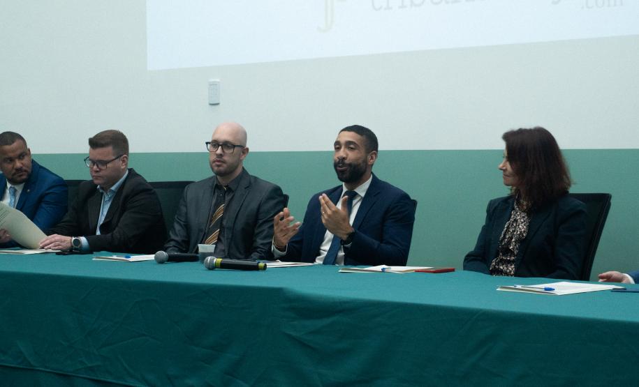 Imagem com foto da abertura do curso do júri da DPE-PR em Curitiba.
