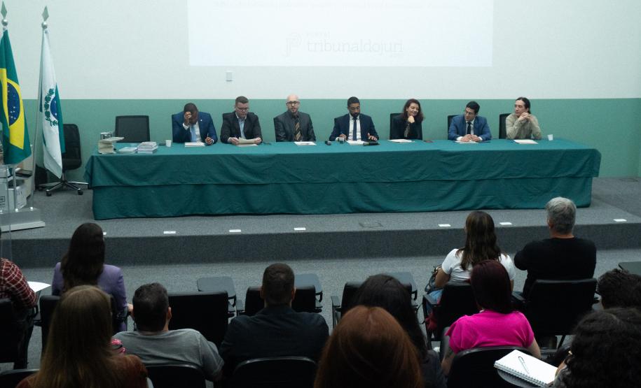 Imagem com foto da abertura do curso do júri da DPE-PR em Curitiba.
