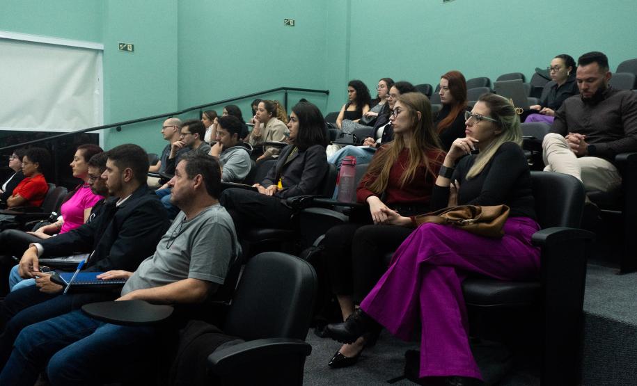 Imagem com foto da abertura do curso do júri da DPE-PR em Curitiba.