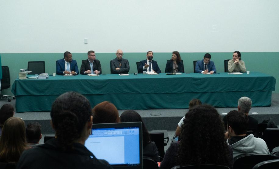 Imagem com foto da abertura da 2ª edição do curso do júri da DPE-PR.