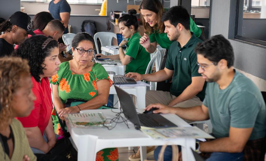 Imagem horizontal colorida em que aparecem os Defensores Públicos atendendo a população.