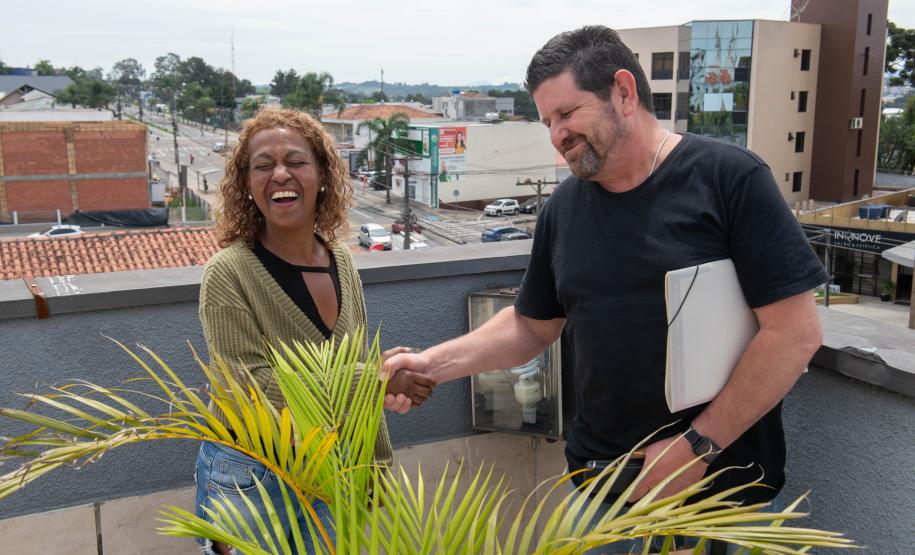Imagem horizontal colorida em que se vê um casal que formalizou o divórcio no Mutirão em Pinhais.