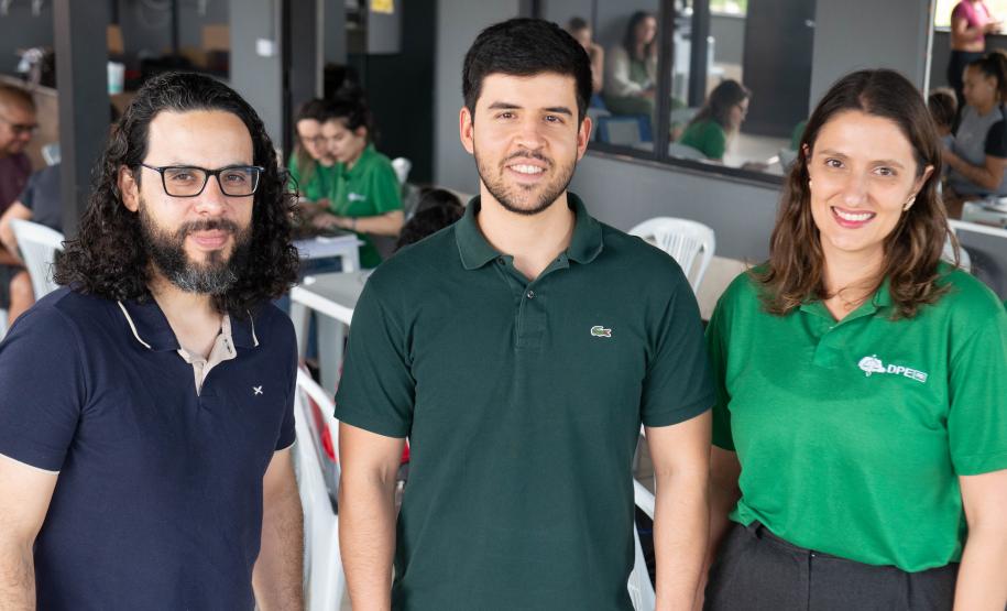 Imagem colorida em que se vê os Defensores posando para foto durante Mutirão em Pinhais.