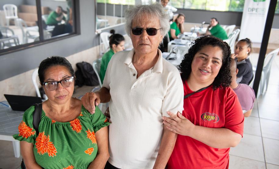 Família que fez o reconhecimento de paternidade durante o Mutirão em Pinhais.