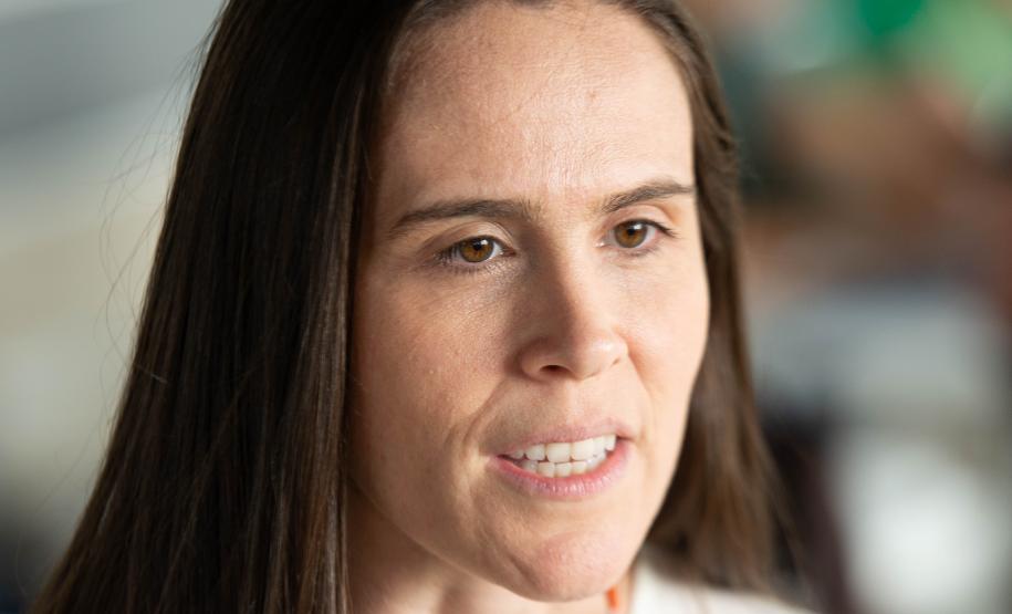 Imagem vertical colorida em que se vê a 2ª Subdefensora Pública-Geral Thaisa Oliveira falando sobre a importância do Mutirão.