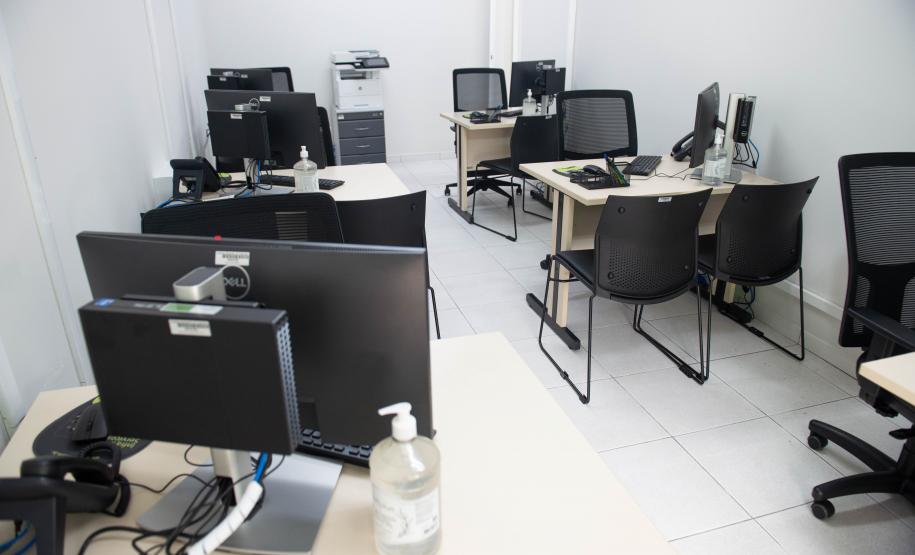 Imagem colorida horizontal em que se vê as dependências do novo Posto de Atendimento da DPE-PR na Câmara Municipal de Curitiba.