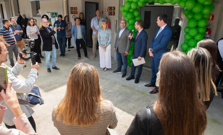 Imagem colorida horizontal em que se vê o público acompanhando a inauguração do Posto de Atendimento da DPR-PR na Câmara Municipal de Curitiba.