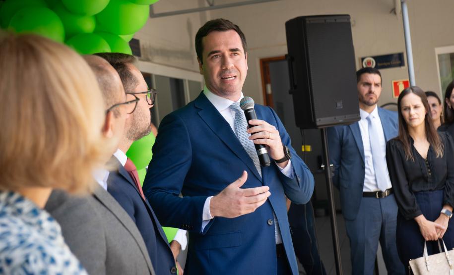 Imagem colorida horizontal em que se vê o Defensor Público Geral, Matheus Munhoz, discursando na inauguração do Posto de Atendimento da DPE-PR na Câmara Municipal de Curitiba.