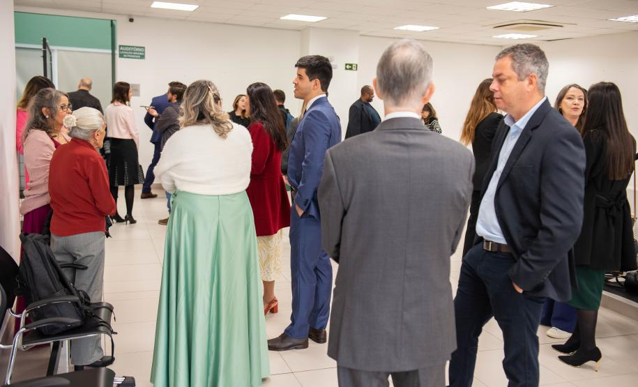 Imagem colorida horizontal em que se vê o público confraternizando antes da cerimônia.