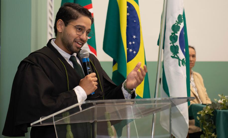 Imagem horizontal colorida em que se vê novo Defensor Público fazendo seu discurso de agradecimento durante a posse.
