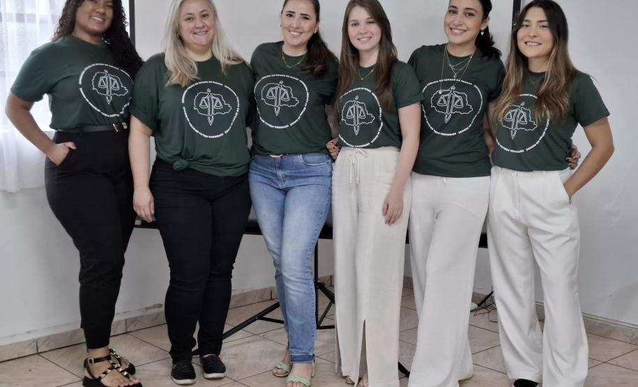Imagem que mostra a equipe da DPE-PR em Cianorte que participou da ação Defensoria com elas. São seis mulheres, elas estão em pé e sorriem.