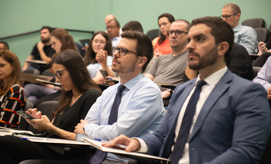 Imagem colorida horizontal em que se vê o público acompanhando Workshop da Gartner.