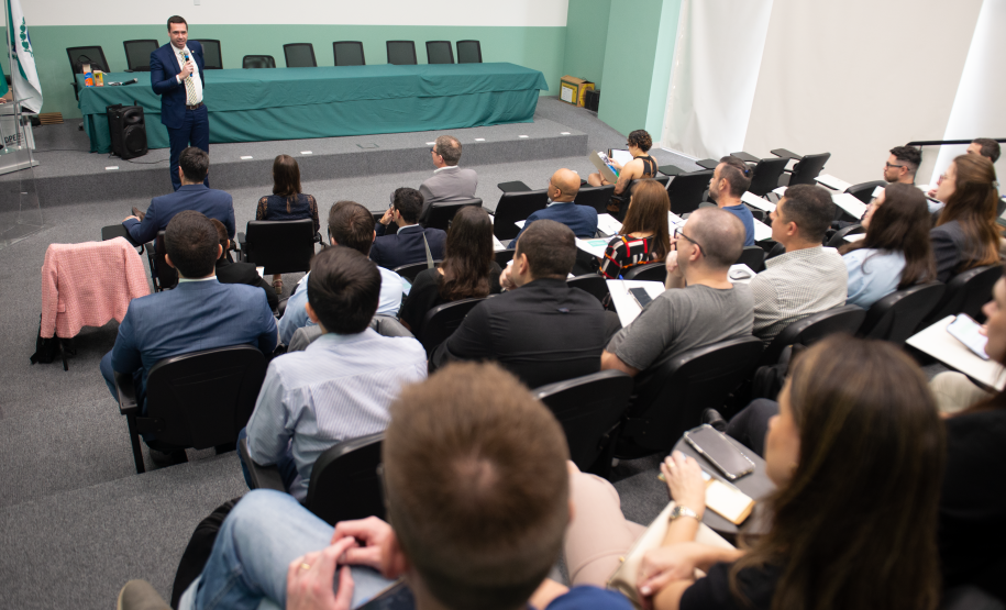 Imagem colorida horizontal em que se vê o Defensor Público Geral falando para público na abertura do Workshop da Gartner.