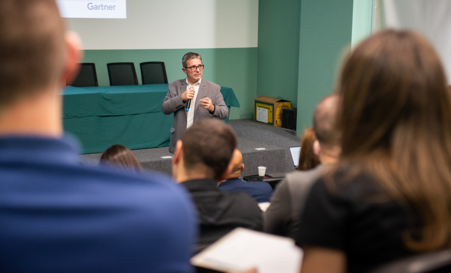 Imagem colorida horizontal em que se vê o público acompanhando Workshop da Gartner.