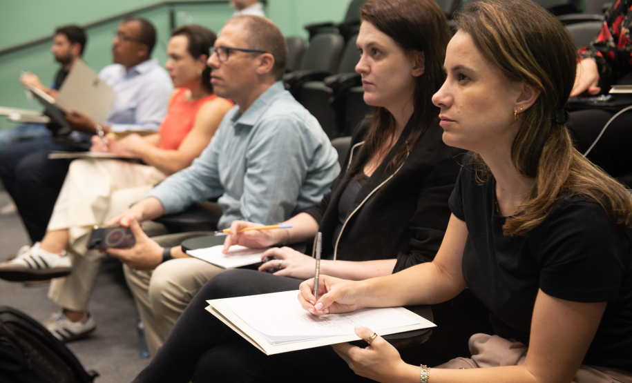 Imagem colorida horizontal em que se vê o público acompanhando Workshop da Gartner.