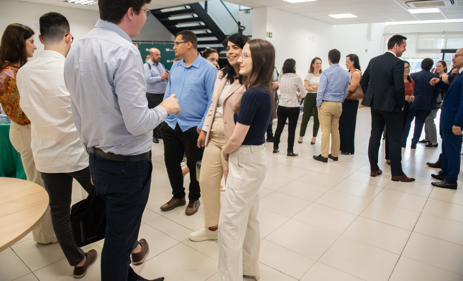 Imagem colorida horizontal em que se vê os coordenadores da Defensoria Pública do Paraná confraternizando antes do início do encontro.