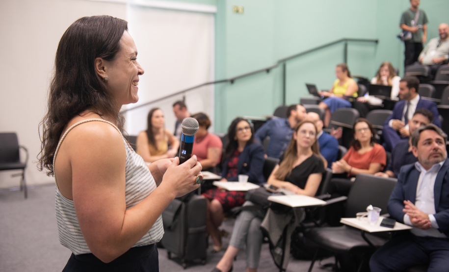 Imagem colorida horizontal em que se vê apresentação do Encontro de Coordenadores da DPE-PR.