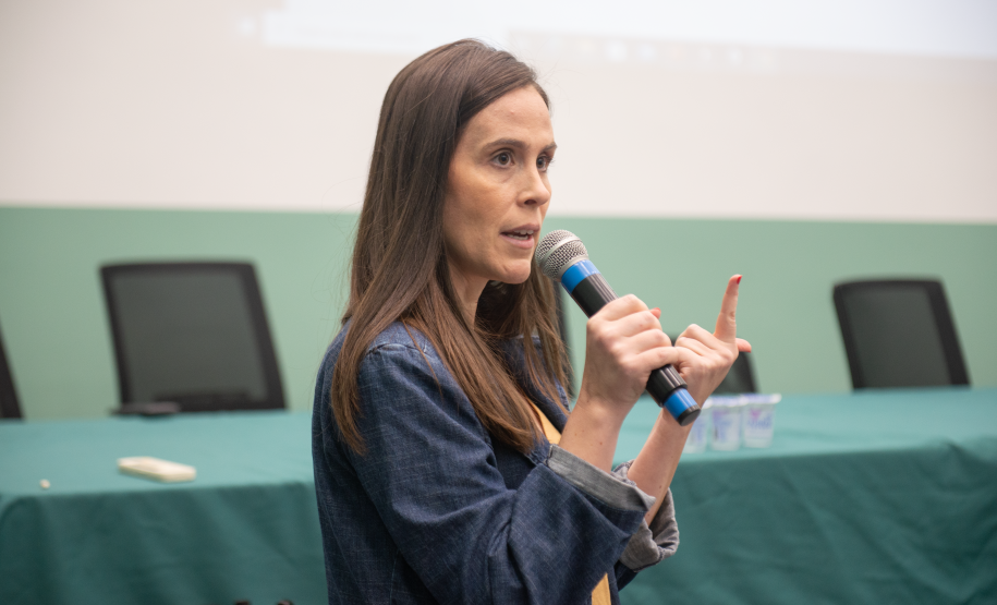 Imagem colorida horizontal em que se vê o a Segunda Subdefensora Pública Geral falando no Encontro de Coordenadores.