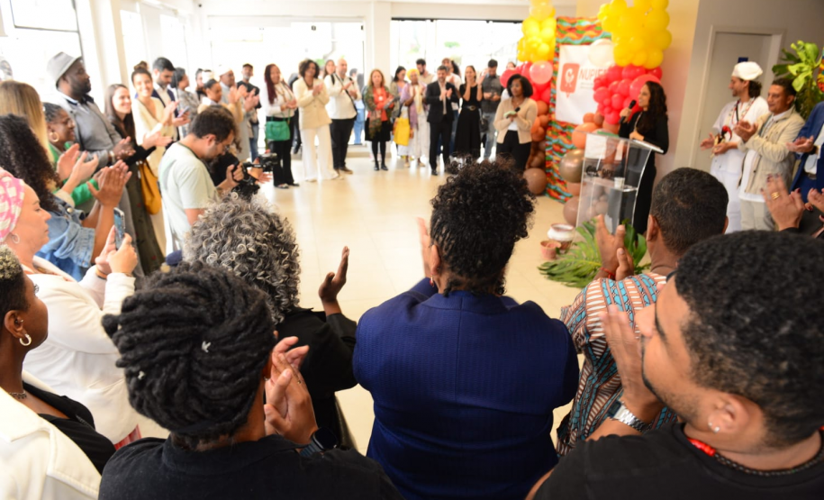 imagem ampla e aberta com diversas pessoas durante a cerimônia de inauguração