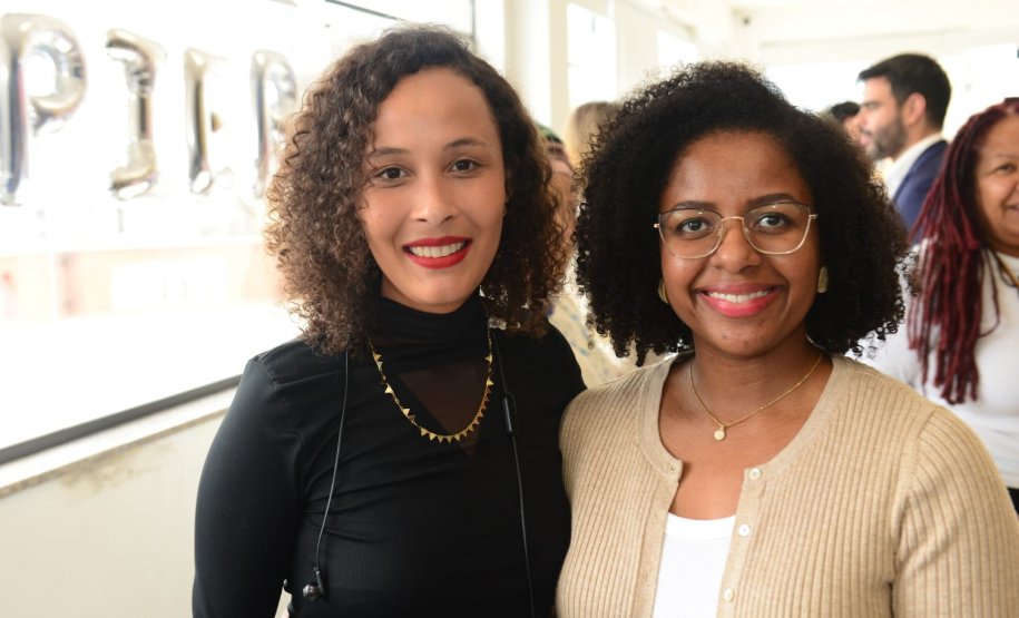 imagem de duas mulheres negras sorrindo durante o evento de lançamento do NUPIER