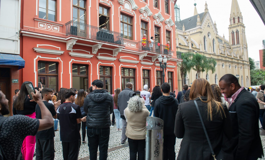imagem ampla e aberta com diversas pessoas durante a cerimônia de inauguração