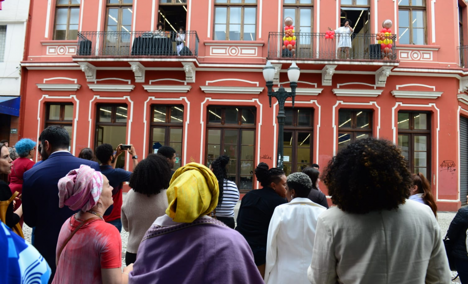 imagem ampla e aberta com diversas pessoas durante a cerimônia de inauguração