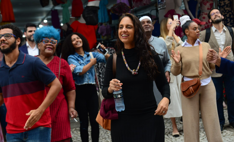 imagem ampla e aberta com diversas pessoas durante a cerimônia de inauguração