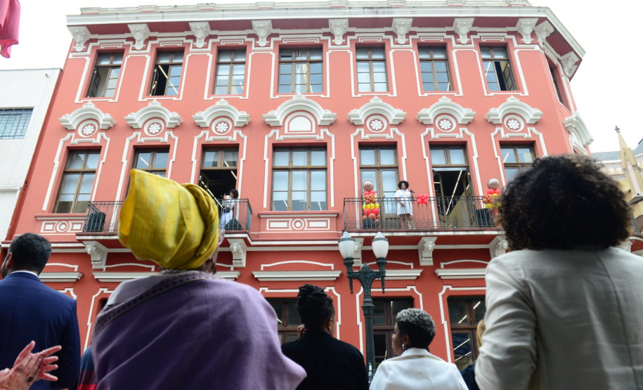 imagem ampla e aberta com diversas pessoas durante a cerimônia de inauguração