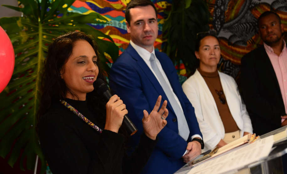 imagem com a coordenadora do Nupier, Camille, com a palavra durante a cerimônia