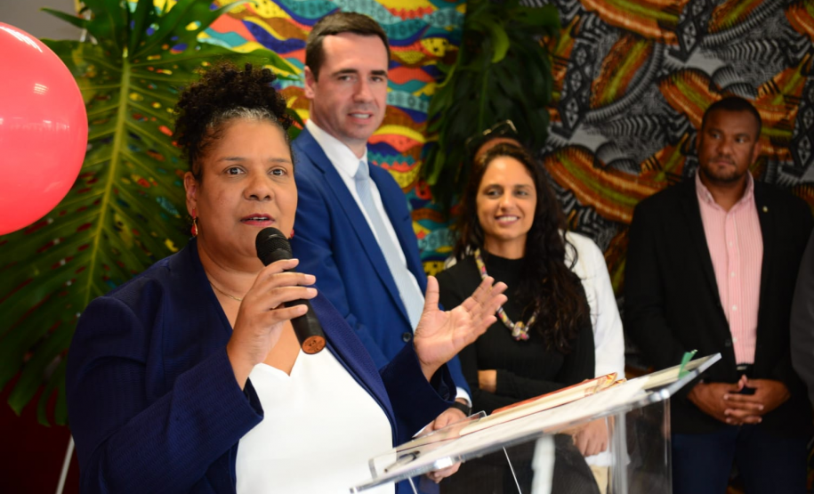 imagem com a primeira ouvidora da dpe-pr, uma mulher negra, Santa, com a fala durante o evento