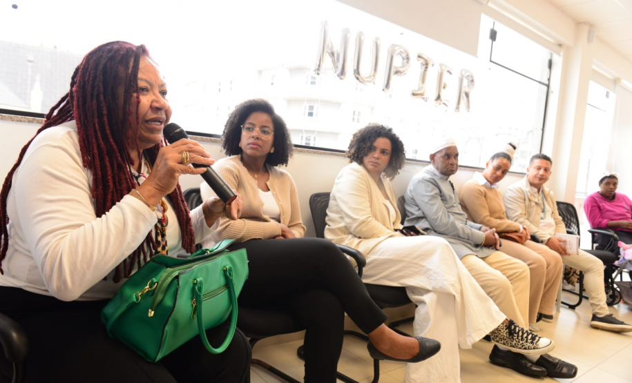 imagem com diversas pessoas representantes de coletivos negros sentados durante a roda de conversa com o NUPIER