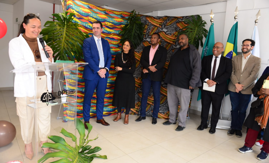 imagem com a ouvidora geral da dpe-pr, Karolline, com a fala na solenidade