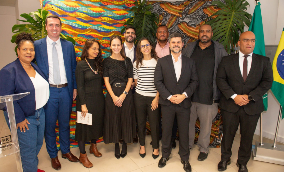 imagem com pessoas que fazem parte da equipe da dpe-pr durante o evento