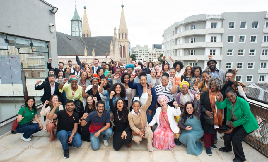 Imagem geral com todos e todas as participantes do evento