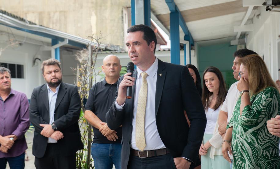 Imagem horizontal colorida em que se vê o Defensor Público Geral Matheus Munhoz discursando durante inauguração do Posto da DPE-PR em Matinhos.
