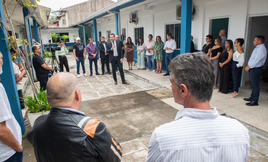 Imagem horizontal colorida em que se vê o público presente no lançamento do posto de atendimento da DPE-PR em Matinhos.
