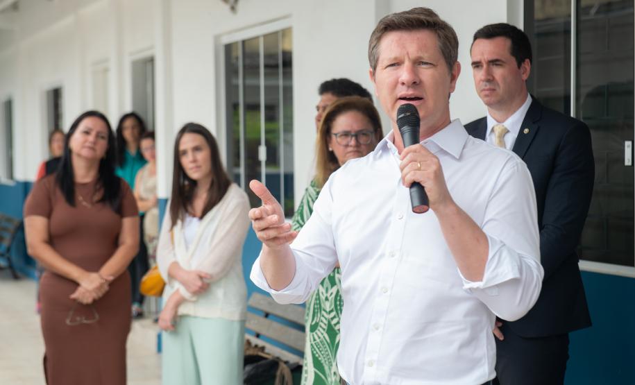 Imagem colorida horizontal em que se vê o Secretário Hilton Santin Roveda discursando na inauguração do Posto de Atendimento da DPE-PR em Matinhos.