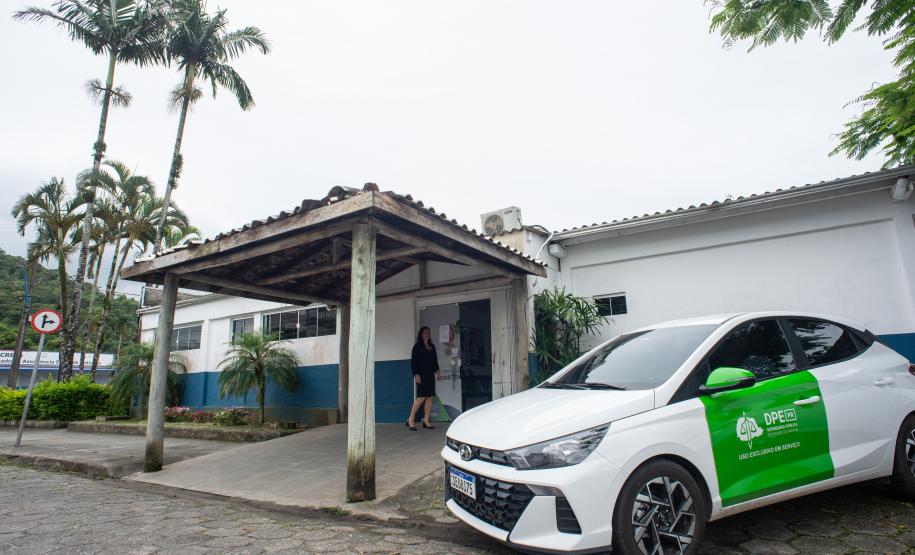 Imagem colorida horizontal em que se vê a fachada da Secretaria de Assistência Social de Matinhos onde funciona o posto da DPE-PR.