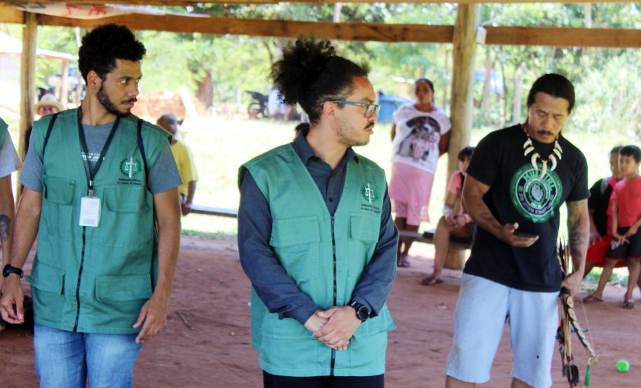 Imagem colorida em que se vê a equipe da DPR-PR na reunião com os indígenas de Guaíra.