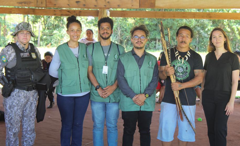 Imagem colorida horizontal da liderança indígena da Aldeia de Guaíra com a equipe da DPE-PR.