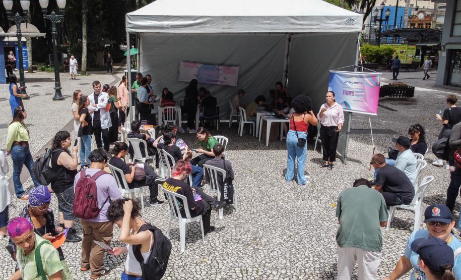 Imagem horizontal colorida em que aparece o Mutirão da DPE-PR visto de cima.